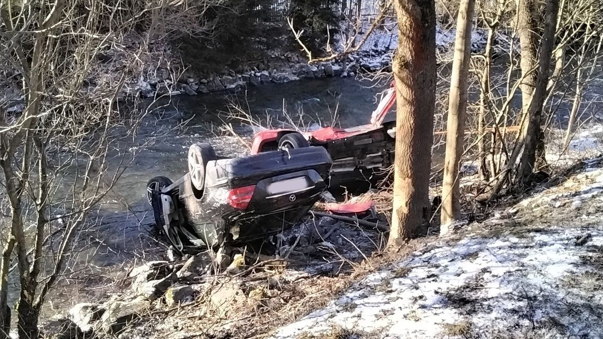 Auta skončila po srážce na Šumpersku v řece, ke zraněným letěl vrtulník